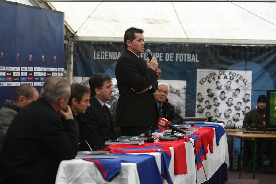 Cătălin Oprișan la conferința de lansare a cărții despre Steaua, flancat de câteva legende roș-albastre, foto: GSP.ro Cătălin Oprișan și ce nu a mai spus până acum despre FCSB și Becali: „100.000 de euro! Unde au ajuns banii, ce s-a întâmplat cu ei?”