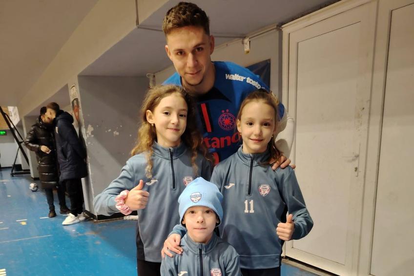 Louis Munteanu s-a fotografiat în tricoul celor de la FCSB // foto: Facebook ASC Ivacec Vaslui