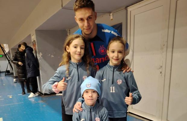 Louis Munteanu s-a pozat în tricoul lui FCSB! » O „aroganță” la adresa lui Varga sau urmează transferul?
