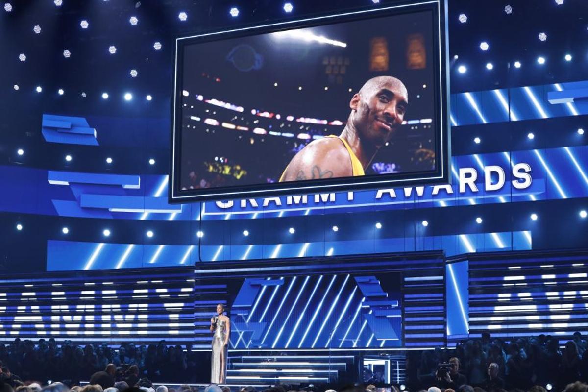 FOTO Kobe Bryant a murit // Mii de oameni s-au strâns la Staples Center în LA » Omagiu special la Premiile Grammy