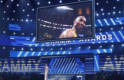 FOTO Kobe Bryant a murit // Mii de oameni s-au strâns la Staples Center în LA » Omagiu special la Premiile Grammy