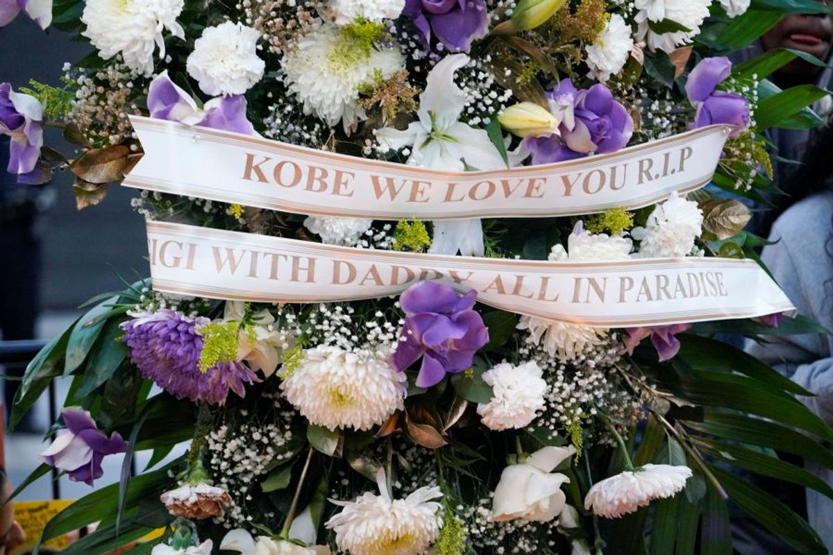 FOTO Kobe Bryant a murit. Mii de oameni s-au strâns la Slapes Center în L.A. Omagiu special la Premiile Grammy