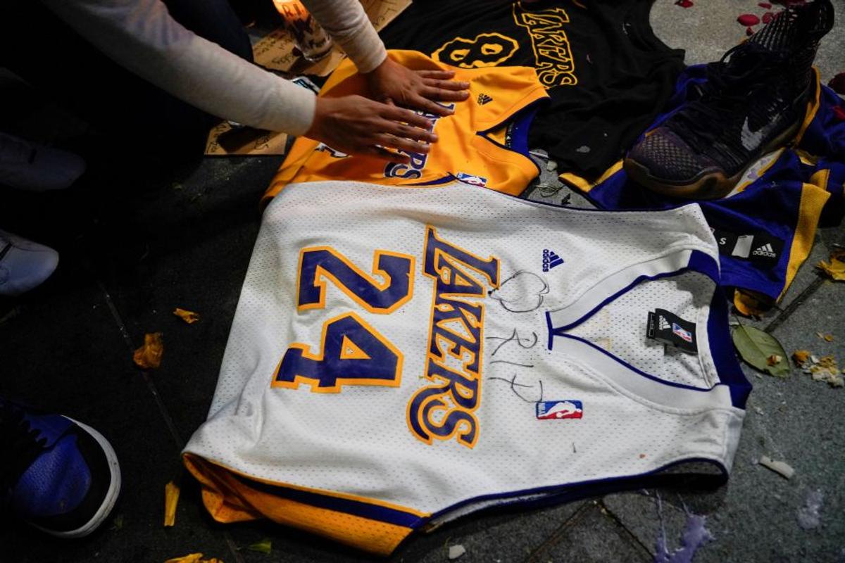 FOTO Kobe Bryant a murit. Mii de oameni s-au strâns la Slapes Center în L.A. Omagiu special la Premiile Grammy