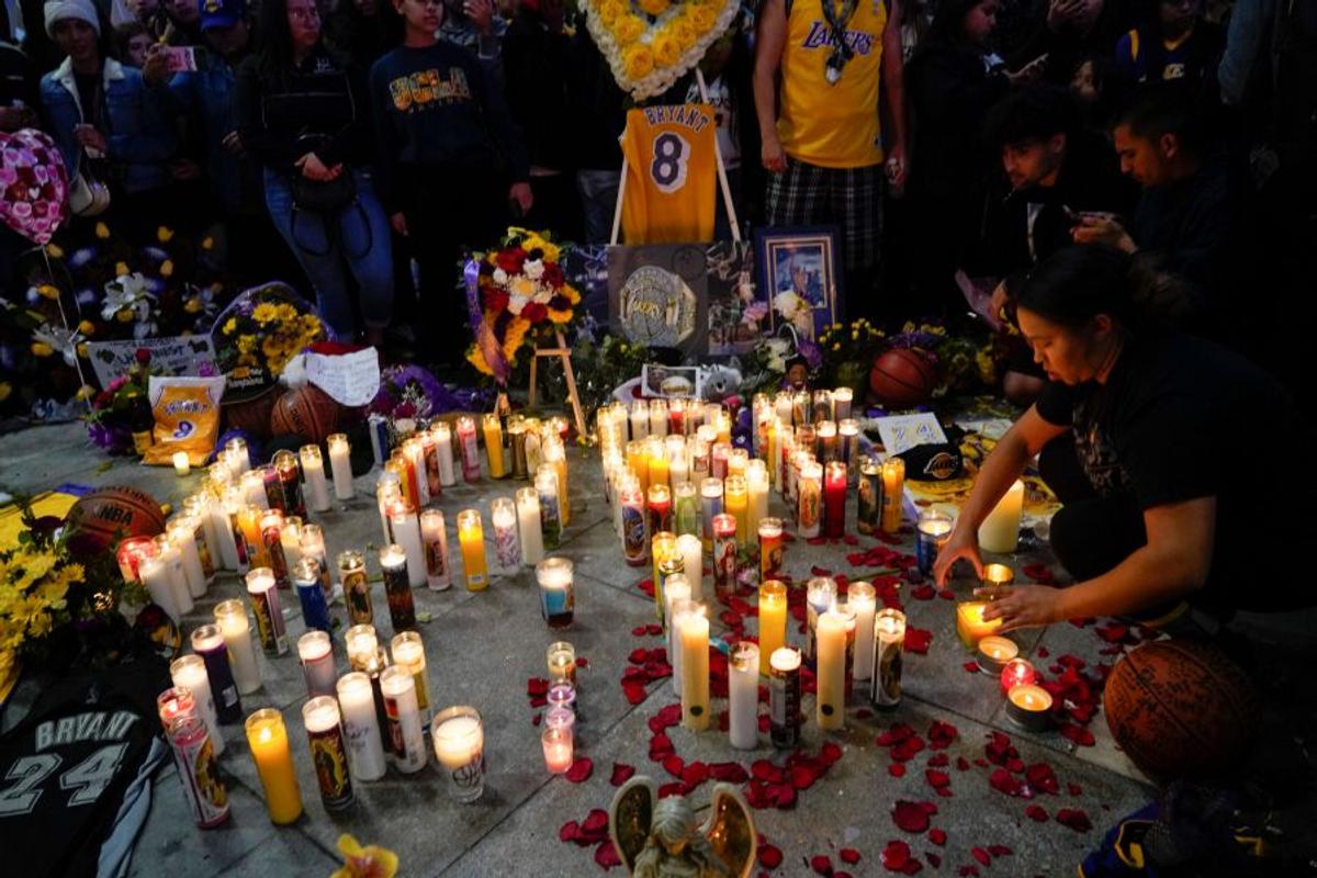 FOTO Kobe Bryant a murit. Mii de oameni s-au strâns la Slapes Center în L.A. Omagiu special la Premiile Grammy
