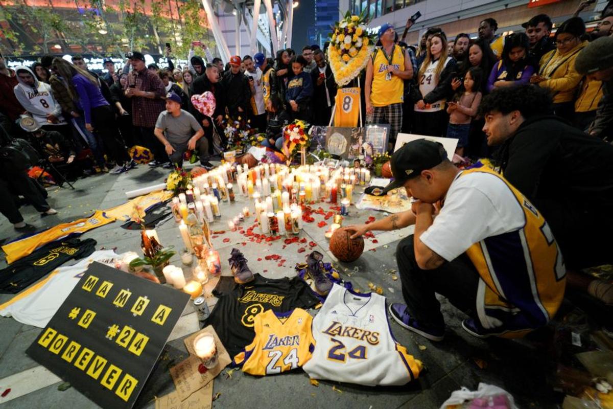 FOTO Kobe Bryant a murit // Mii de oameni s-au strâns la Staples Center în LA » Omagiu special la Premiile Grammy