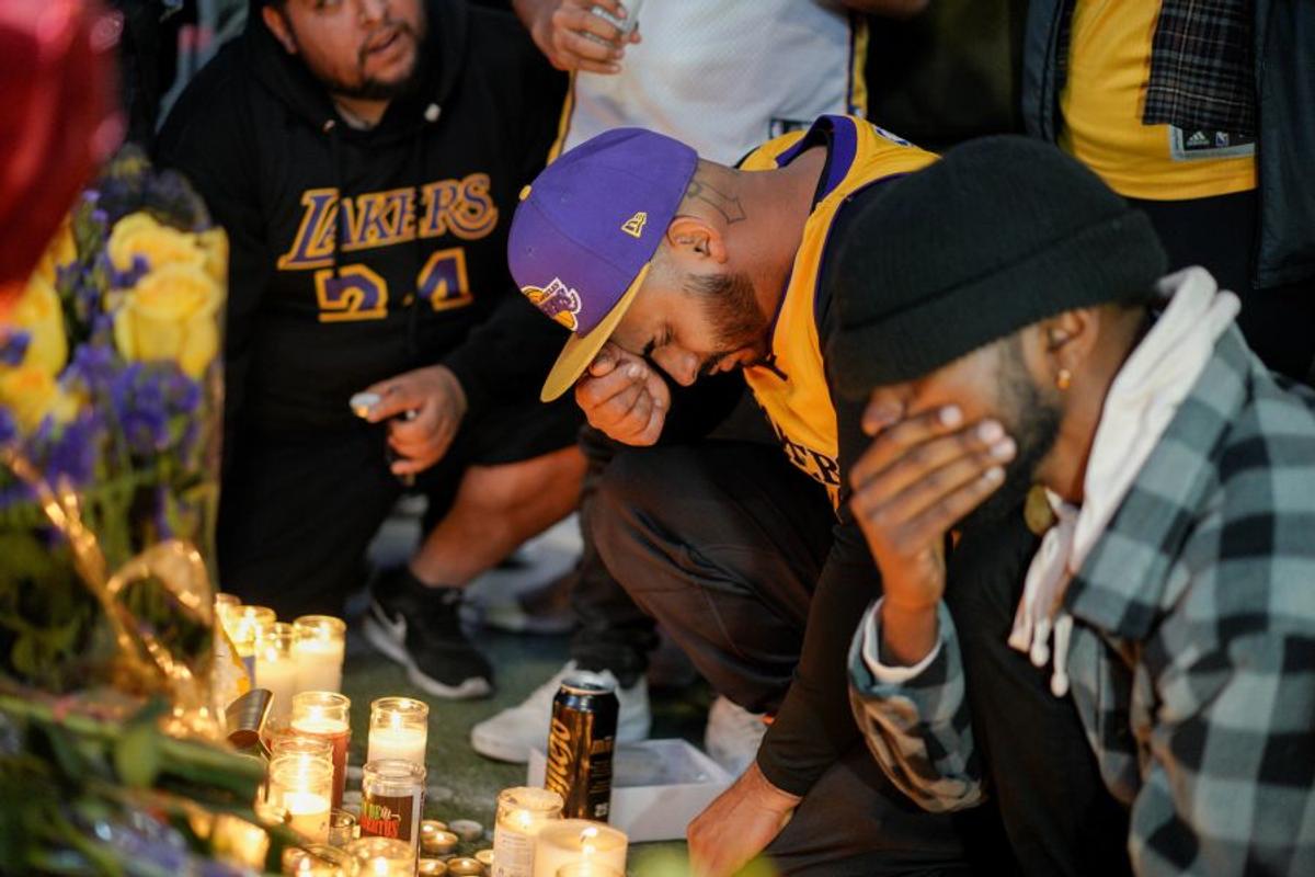 FOTO Kobe Bryant a murit. Mii de oameni s-au strâns la Slapes Center în L.A. Omagiu special la Premiile Grammy