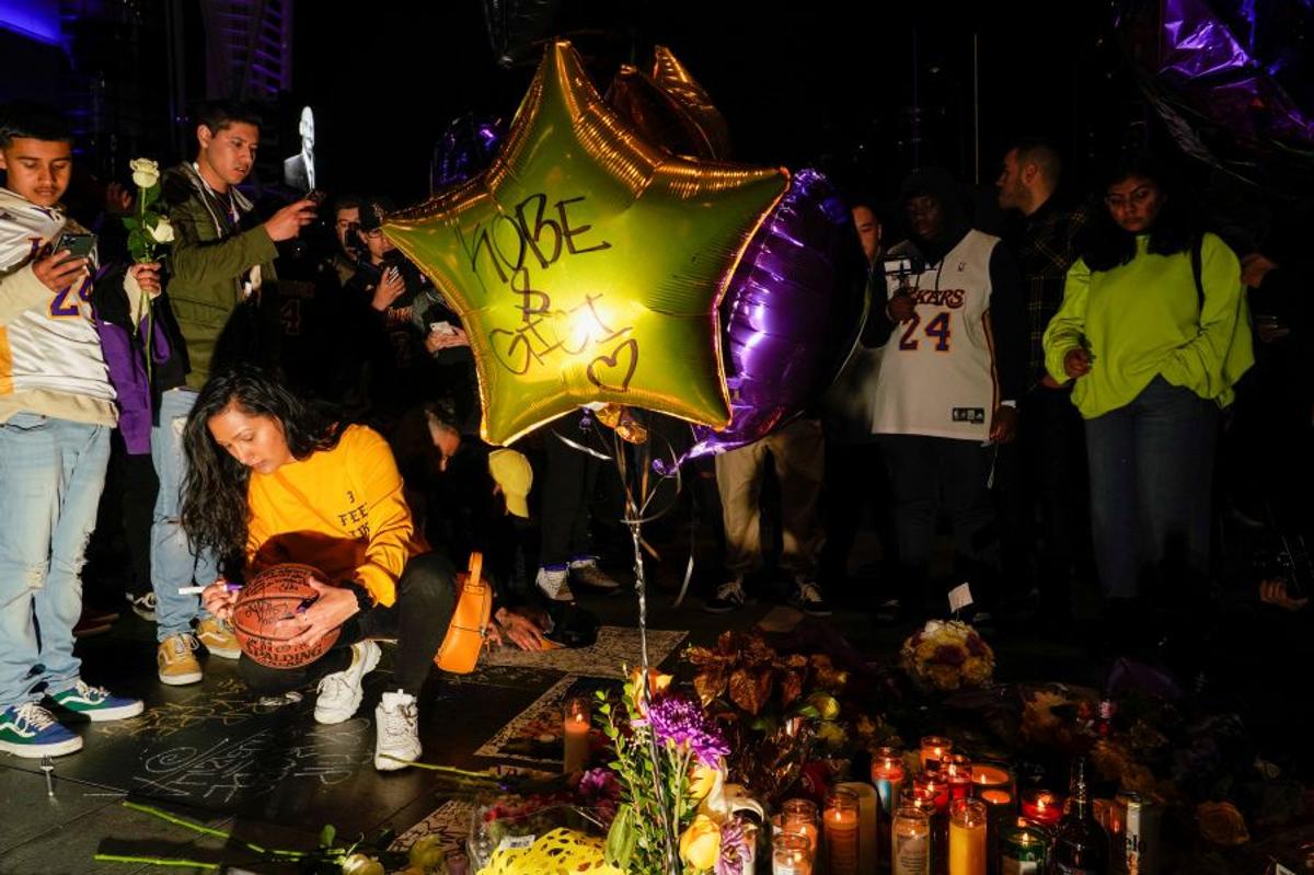 FOTO Kobe Bryant a murit. Mii de oameni s-au strâns la Slapes Center în L.A. Omagiu special la Premiile Grammy