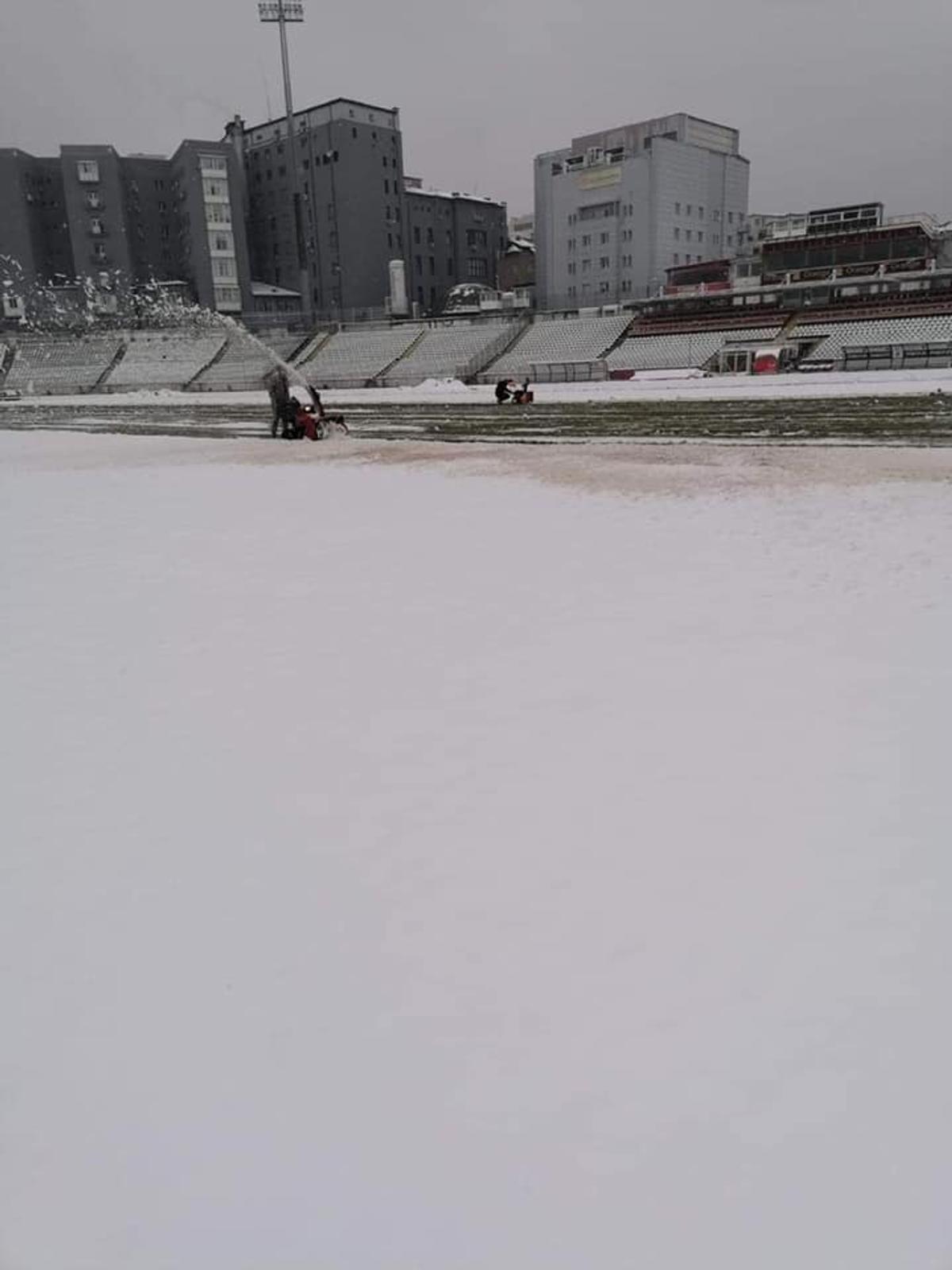 UPDATE / VIDEO. Suporterii și reprezentanții clubului Dinamo au curățat terenul de zăpadă » Cum arată gazonul