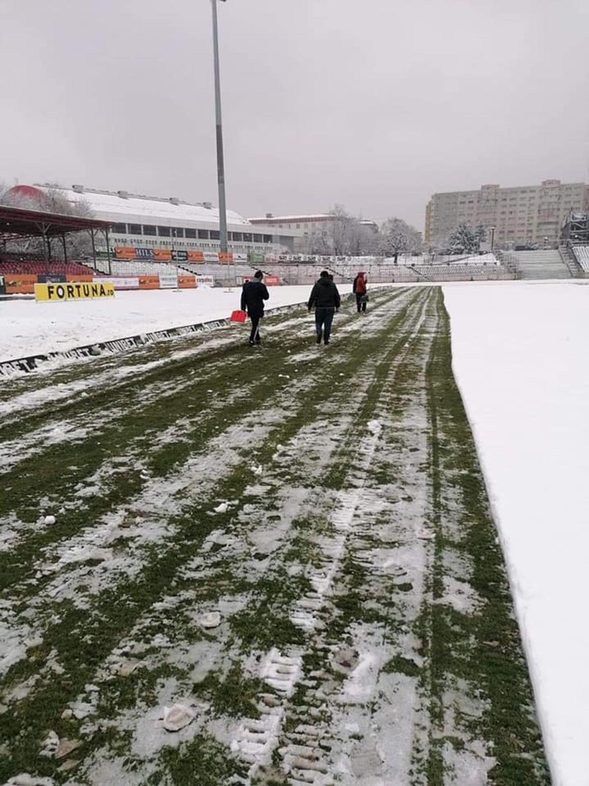 UPDATE / VIDEO. Suporterii și reprezentanții clubului Dinamo au curățat terenul de zăpadă » Cum arată gazonul