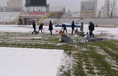 UPDATE / VIDEO. Suporterii și reprezentanții clubului Dinamo au curățat terenul de zăpadă » Cum arată gazonul