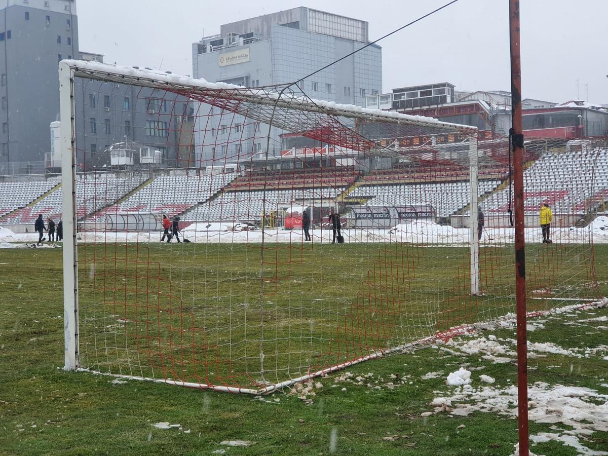 UPDATE / VIDEO. Suporterii și reprezentanții clubului Dinamo au curățat terenul de zăpadă » Cum arată gazonul