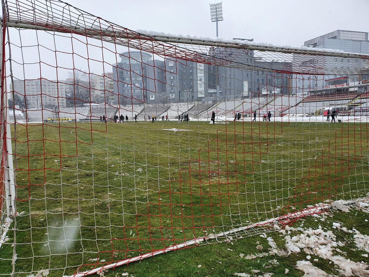 UPDATE / VIDEO. Suporterii și reprezentanții clubului Dinamo au curățat terenul de zăpadă » Cum arată gazonul