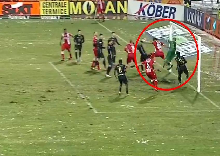 În minutul 43, la scorul de 1-1, Dinamo a preluat conducerea în partida cu Gaz Metan, după un fault nesemnalizat în prealabil la portarul Pleșca.