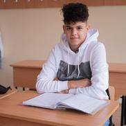 Andrei, în banca în care stă de obicei, la ore. A venit la întâlnirea cu reporterii GSP îmbrăcat cu haine de la cele mai prestigioase firme // FOTO Raed Krishan