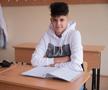 Andrei, în banca în care stă de obicei, la ore. A venit la întâlnirea cu reporterii GSP îmbrăcat cu haine de la cele mai prestigioase firme // FOTO Raed Krishan