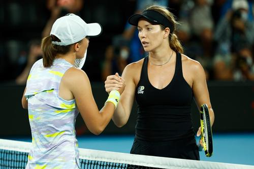 Danielle Collins a învins-o pe Iga Swiatek, stânga, și e în finala Australian Open, foto: Imago