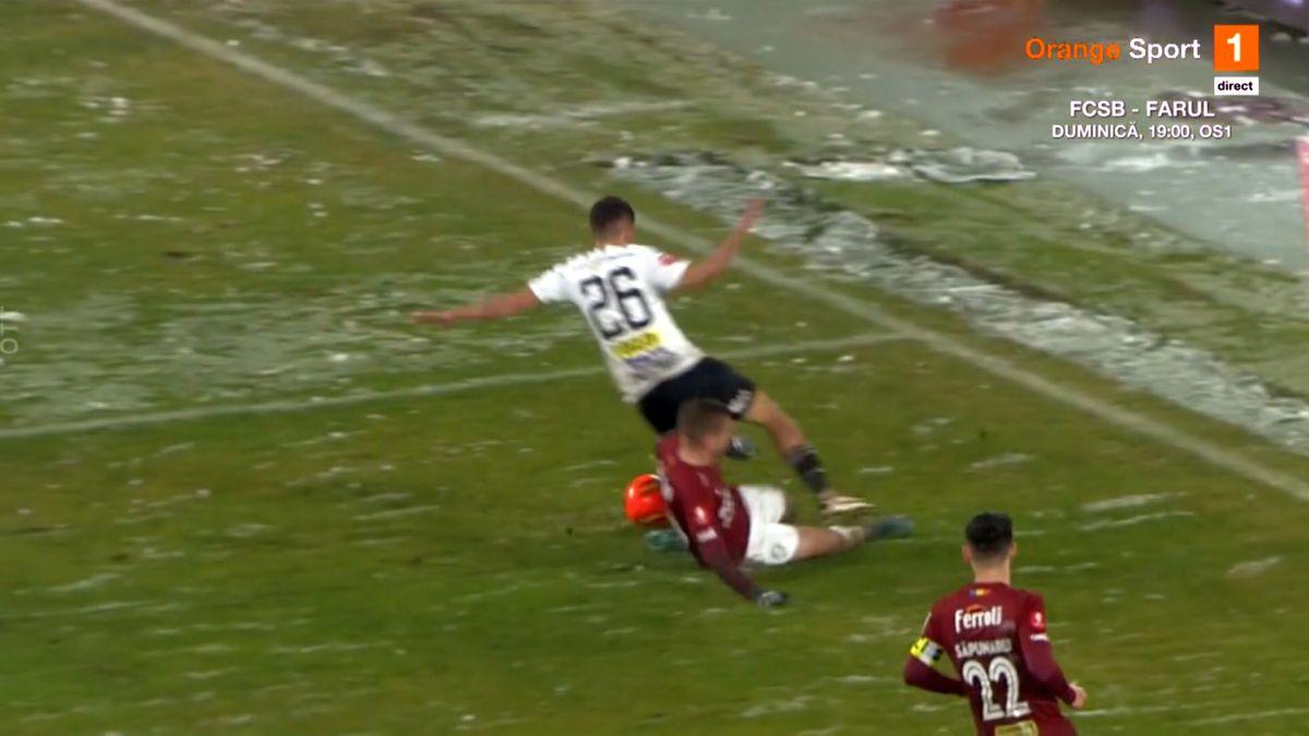 FOTO Marian Barbu nu acordă penalty la duelul Onea - Oancea, în U Cluj - Rapid 27.01.23