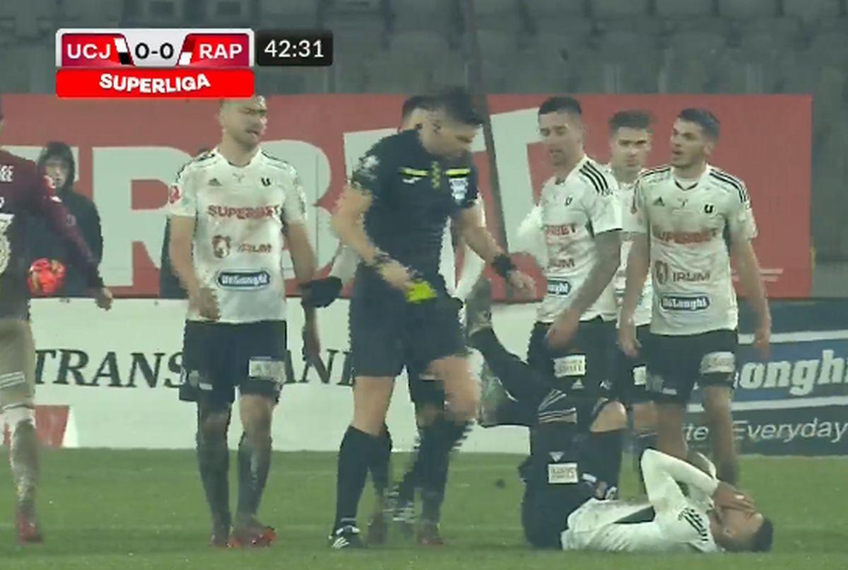 U Cluj - Rapid: arbitrul Marian Barbu l-a lovit pe Florin Ilie