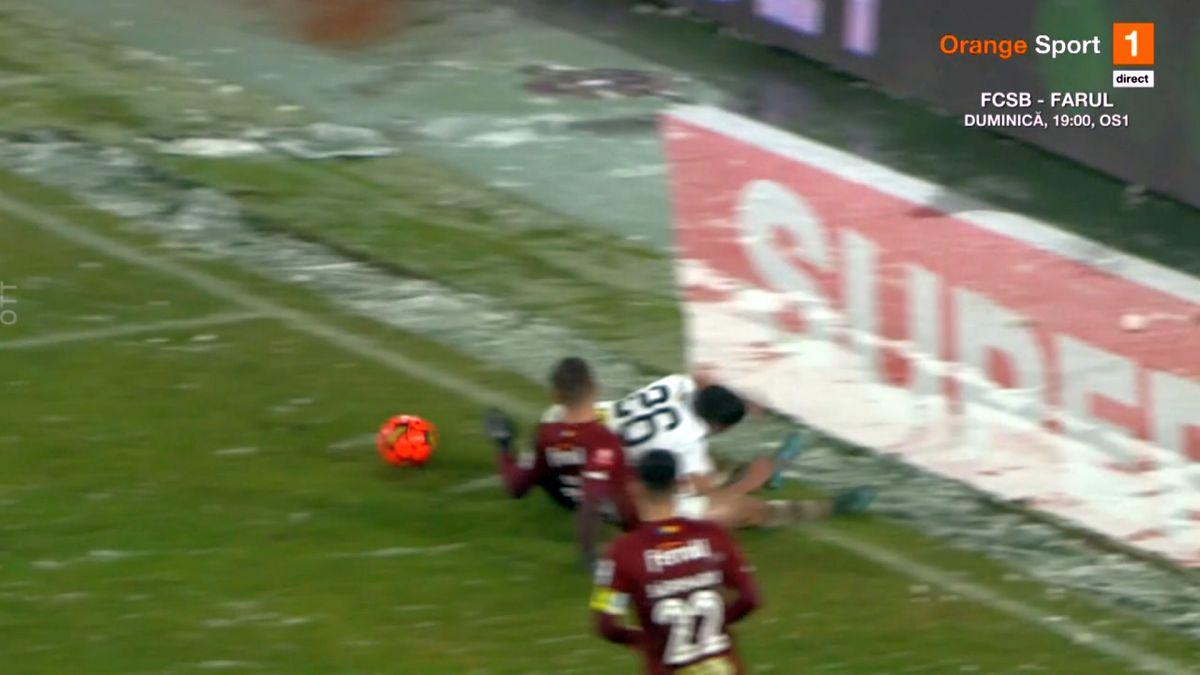FOTO Marian Barbu nu acordă penalty la duelul Onea - Oancea, în U Cluj - Rapid 27.01.23