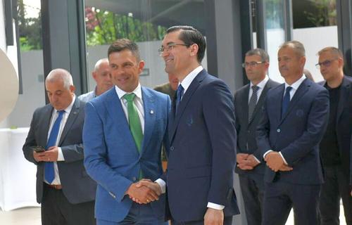Răzvan Burleanu (38 de ani), președintele Federației Române de fotbal, spune că legea prin care ministrul Eduard Novak (46 de ani) vrea să impună un număr de sportivi români la cluburi este discriminatorie.