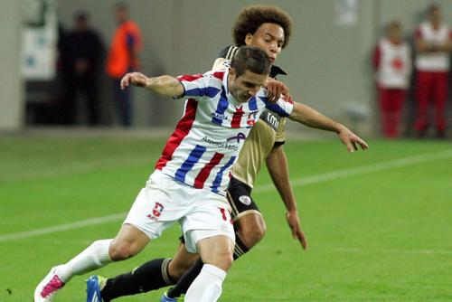 Buș vs. Witsel în 2011, în meciul Oțelul - Benfica din grupele Champions League