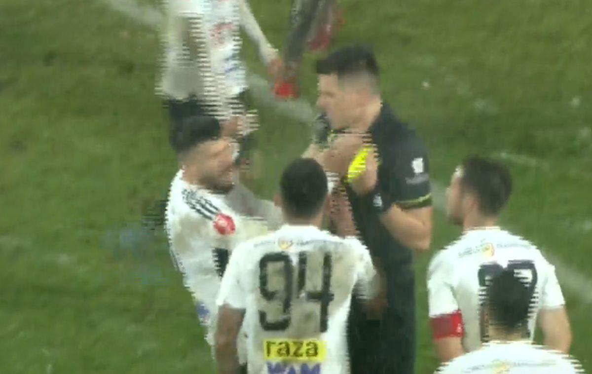 U Cluj - Rapid: arbitrul Marian Barbu l-a lovit pe Florin Ilie