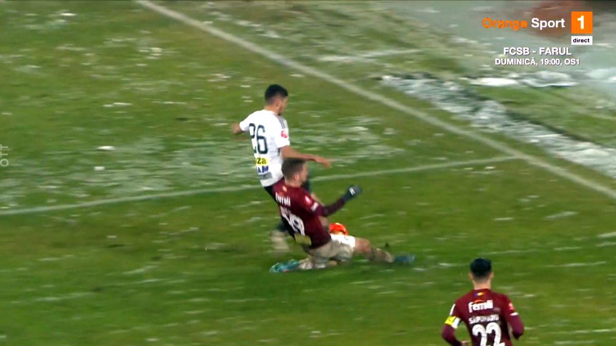FOTO Marian Barbu nu acordă penalty la duelul Onea - Oancea, în U Cluj - Rapid 27.01.23