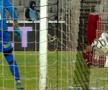 FOTO Marian Barbu nu acordă penalty la duelul Onea - Oancea, în U Cluj - Rapid 27.01.23