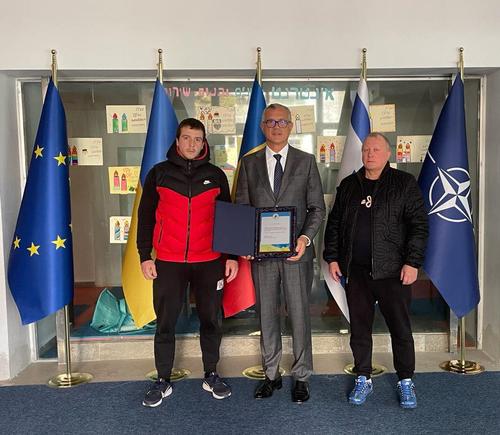 Mykhailo Koshliak, președinte al Federației Ucrainene de Judo, i-a înmânat lui Teseleanu prin intermediul antrenorilor loturilor de judo din Harkov o plachetă la începutul acestui an