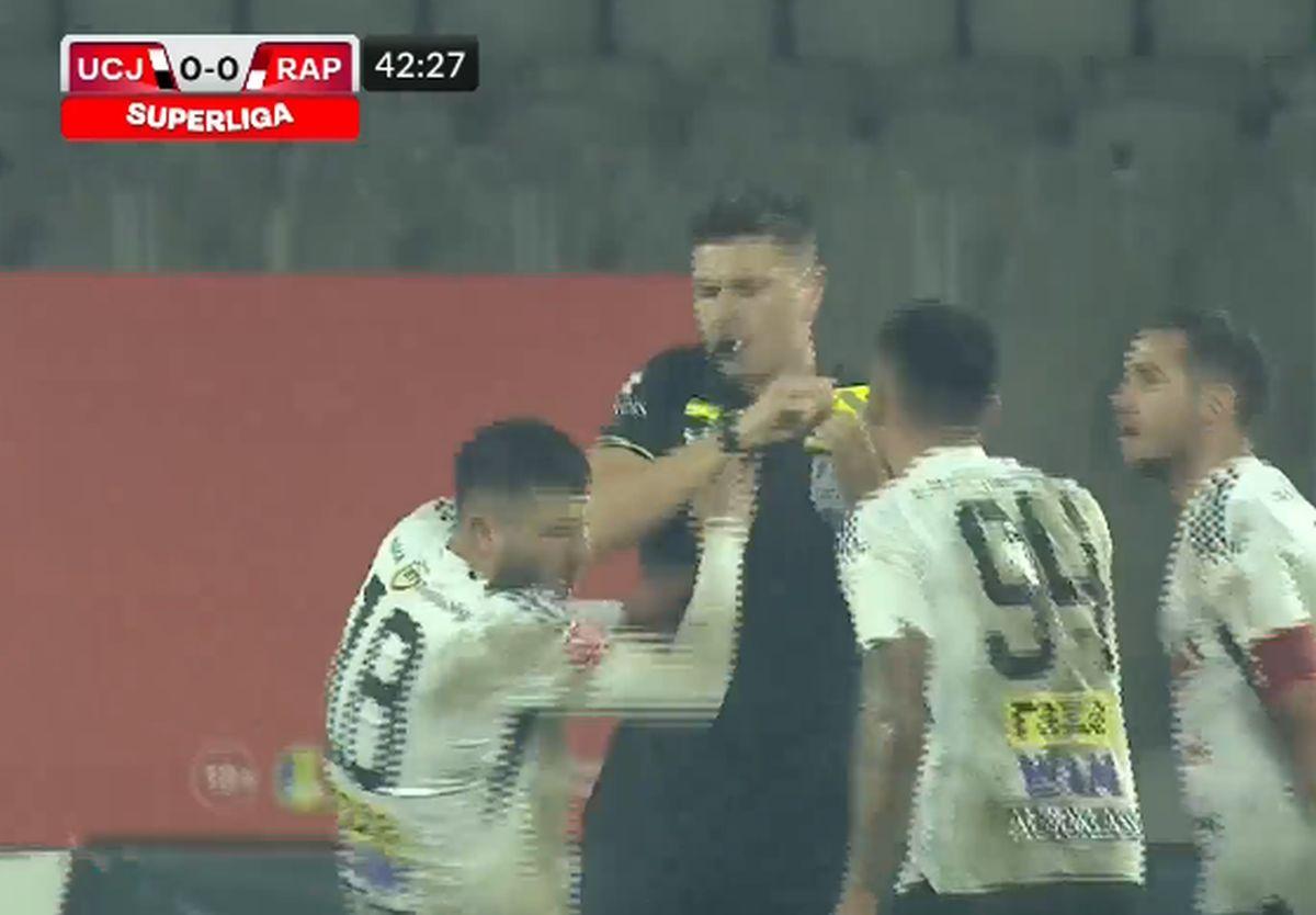 U Cluj - Rapid: arbitrul Marian Barbu l-a lovit pe Florin Ilie