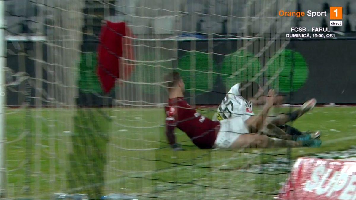 FOTO Marian Barbu nu acordă penalty la duelul Onea - Oancea, în U Cluj - Rapid 27.01.23