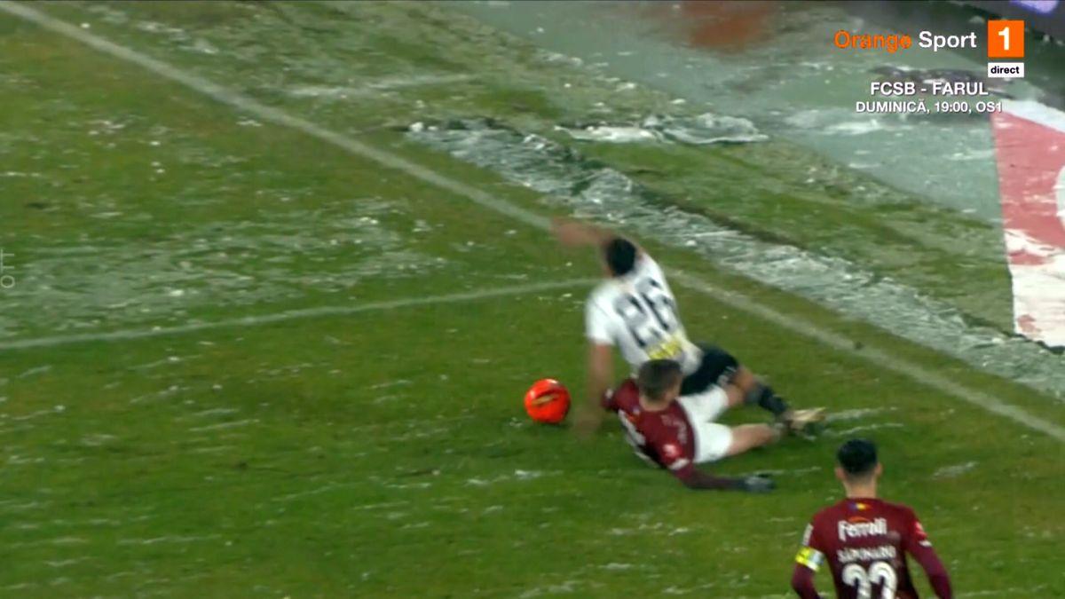 FOTO Marian Barbu nu acordă penalty la duelul Onea - Oancea, în U Cluj - Rapid 27.01.23