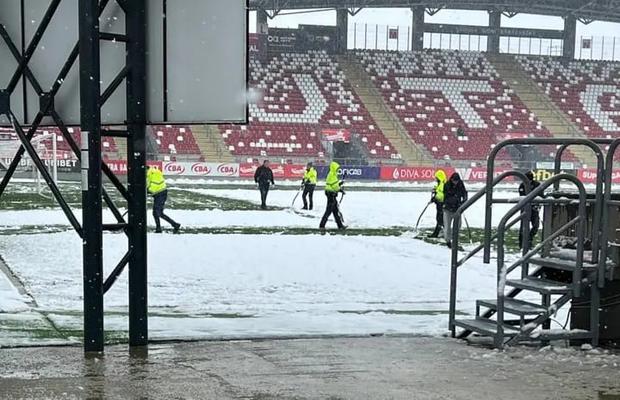 Ninge și vine înghețul » Emoții cu gazonul cu mai puțin de 24h înaintea partidei din Superliga