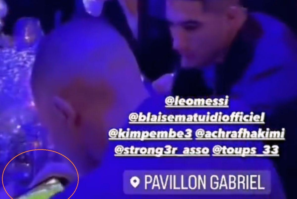 Mbappe, surprins când se uita la un meci pe telefon, la petrecerea lui PSG: „E nebun după această echipă”