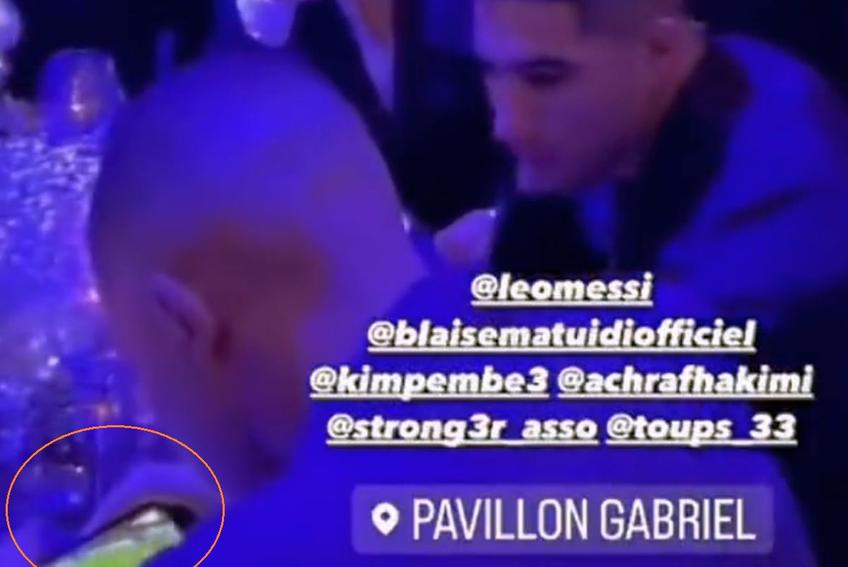 Mbappe, surprins când se uita la un meci pe telefon, la petrecerea lui PSG: „E nebun după această echipă”