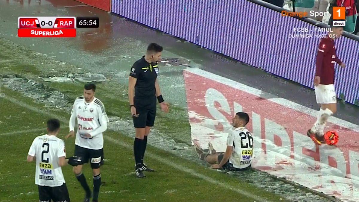 FOTO Marian Barbu nu acordă penalty la duelul Onea - Oancea, în U Cluj - Rapid 27.01.23