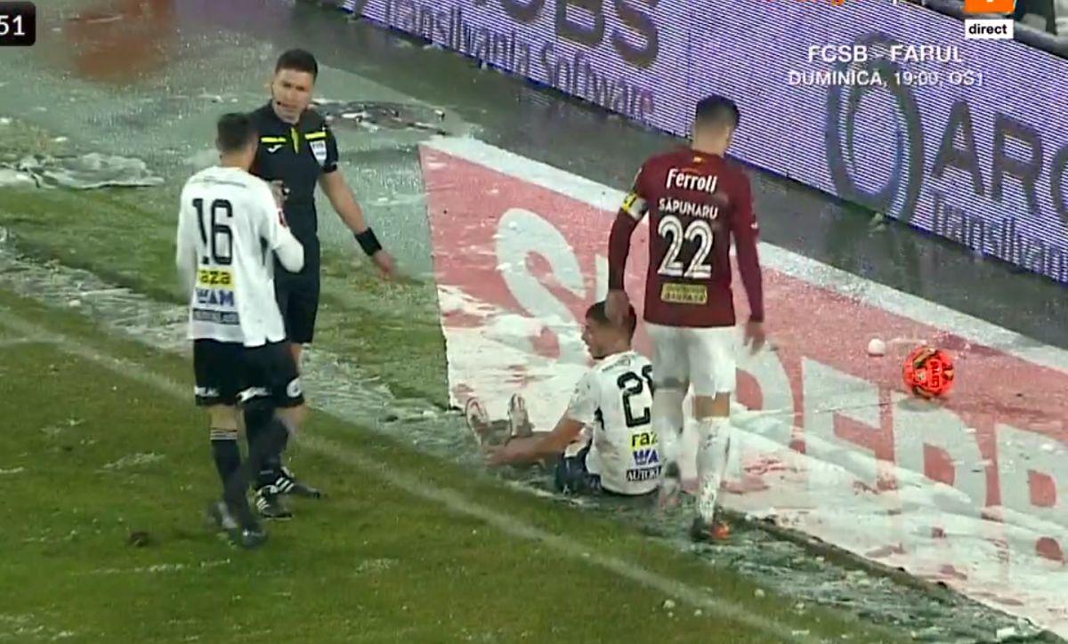 FOTO Marian Barbu nu acordă penalty la duelul Onea - Oancea, în U Cluj - Rapid 27.01.23