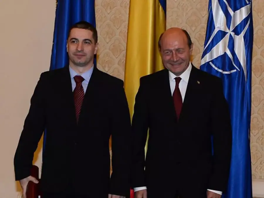 Președintele Comisiei de recurs a FRF, Claudiu-Constantin Dinu, a lucrat la Cotroceni între 2009-2014, iar în 2013 a fost ridicat la rang de consilier prezidenţial a lui Traian Băsescu Observatorul FRF suspendat pentru pariuri rupe tăcerea după ce a fost iertat + Reacția celui care l-a „turnat”: „Dacă a fost iertat de FRF însemnă că s-a intervenit politic”