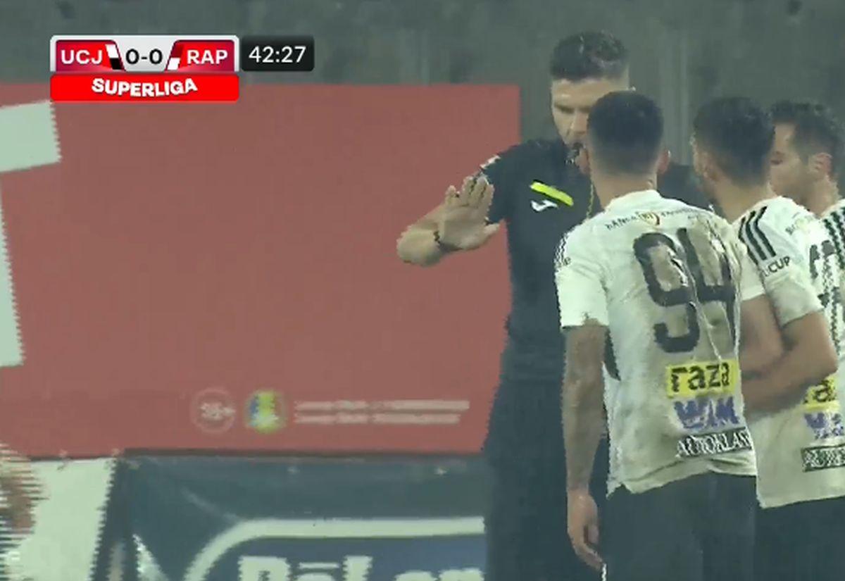 „Accidentat” de arbitru » „Centralul” l-a însângerat pe jucătorul din Superligă
