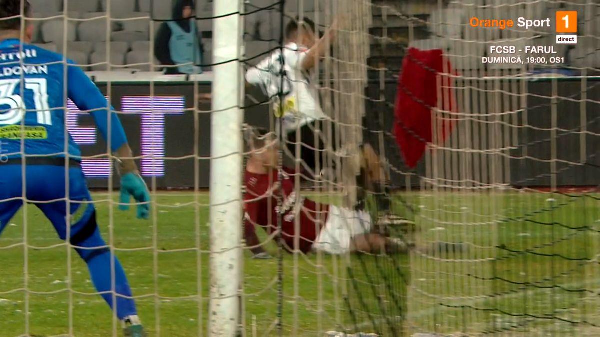 FOTO Marian Barbu nu acordă penalty la duelul Onea - Oancea, în U Cluj - Rapid 27.01.23