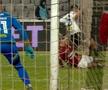 Greșeală imensă de arbitraj în U Cluj - Rapid » Verdictul specialistului: „Una dintre cele mai clare lovituri de la 11 metri. Ori sunt prieteni, ori...”