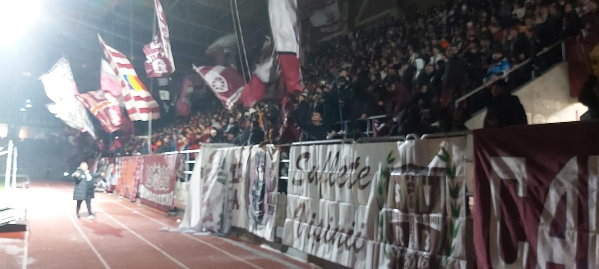 Pasiunea pentru fotbal n-are vârstă! Doi copilași au venit din Suceava pentru a vedea derby-ul Dinamo - Rapid