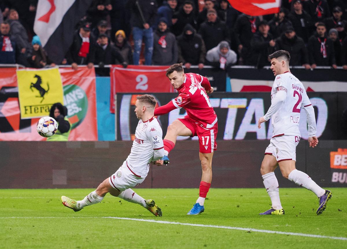 Rapid a cerut 2 penalty-uri în repriza secundă a derby-ului cu Dinamo » Daniel Niculae și-a făcut cruce când a văzut deciziile lui Găman și Hațegan