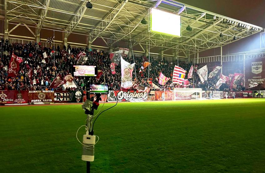 Suporterii rapidiști urmăresc derby-ul cu Dinamo din Giulești. La pauza meciului au pregătit un moment special. Elevii lui Cristiano Bergodi au putut auzi încurajările în vestiar.