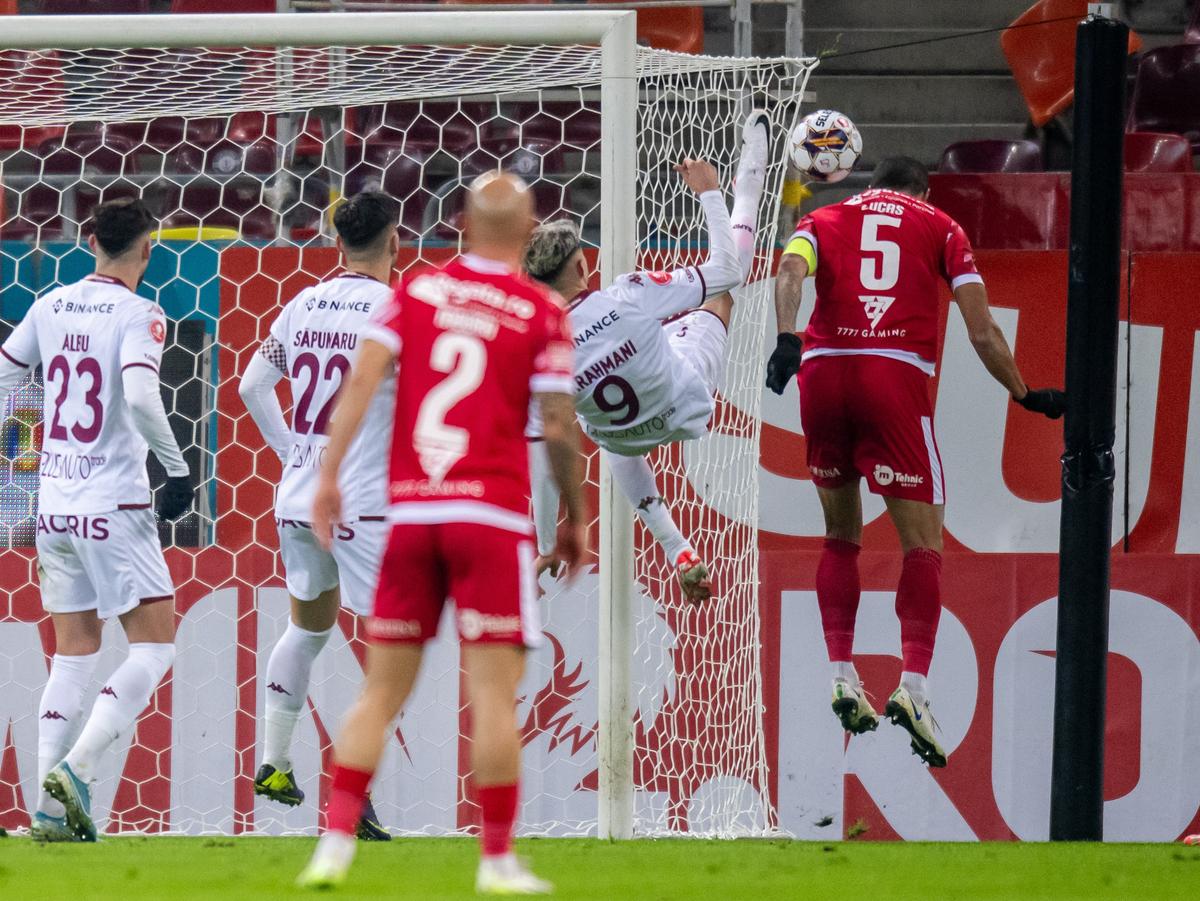Rapid a cerut 2 penalty-uri în repriza secundă a derby-ului cu Dinamo » Daniel Niculae și-a făcut cruce când a văzut deciziile lui Găman și Hațegan