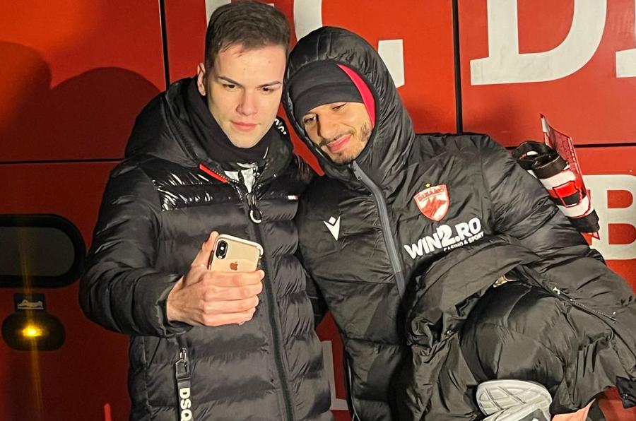 Lamine Ghezali, solicitat la poze / foto: Andrei Petrescu (GSP) Lamine Ghezali, inimă de „câine” » Francezul, cu Dinamo în gând până în ultima clipă: imaginile surprinse înaintea derby-ului cu Rapid