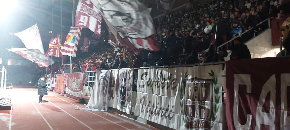 Pasiunea pentru fotbal n-are vârstă! Doi copilași au venit din Suceava pentru a vedea derby-ul Dinamo - Rapid