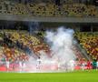 Dinamo - Rapid, întrerupt 2 minute și 50 de secunde pentru o „rachetă” aruncată pe teren (foto: Raed Krishan/GSP)
