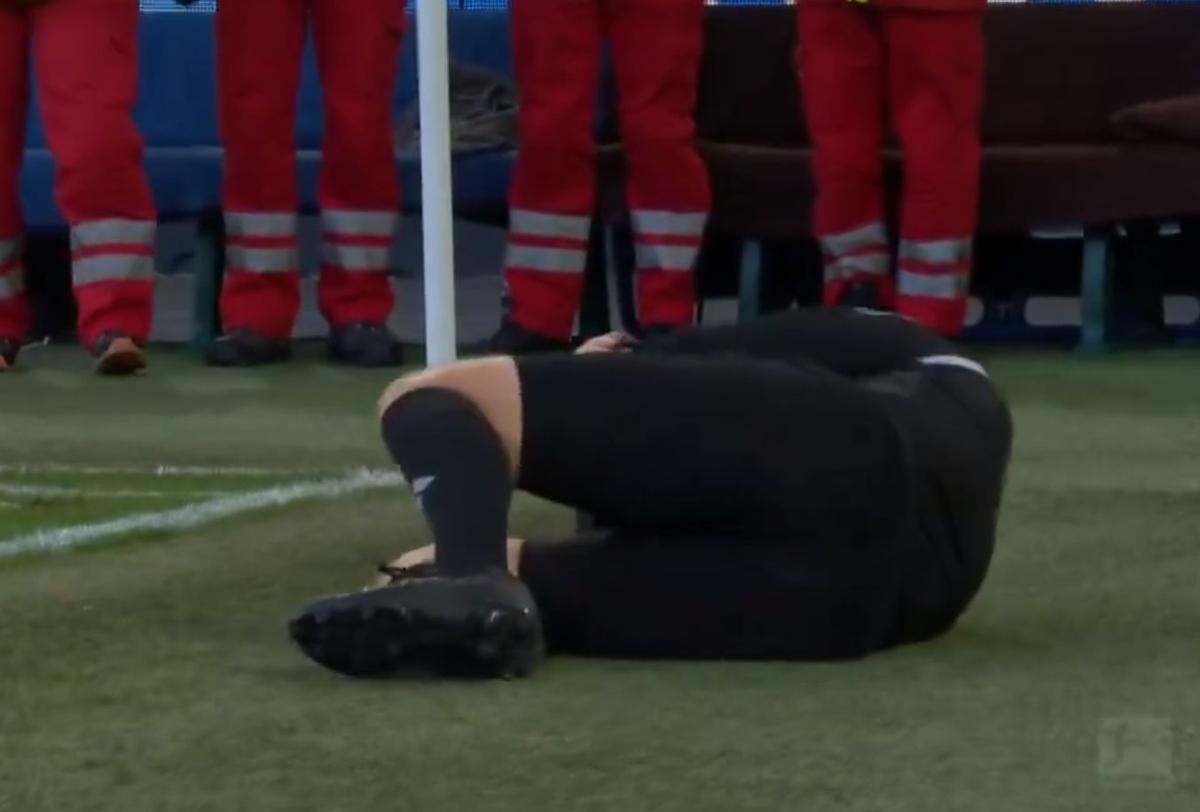 Moment bizar la Wolfsburg - Koln » Ce a urmat, după ce arbitrul asistent a fost făcut KO: „Situația deja devine ciudată”
