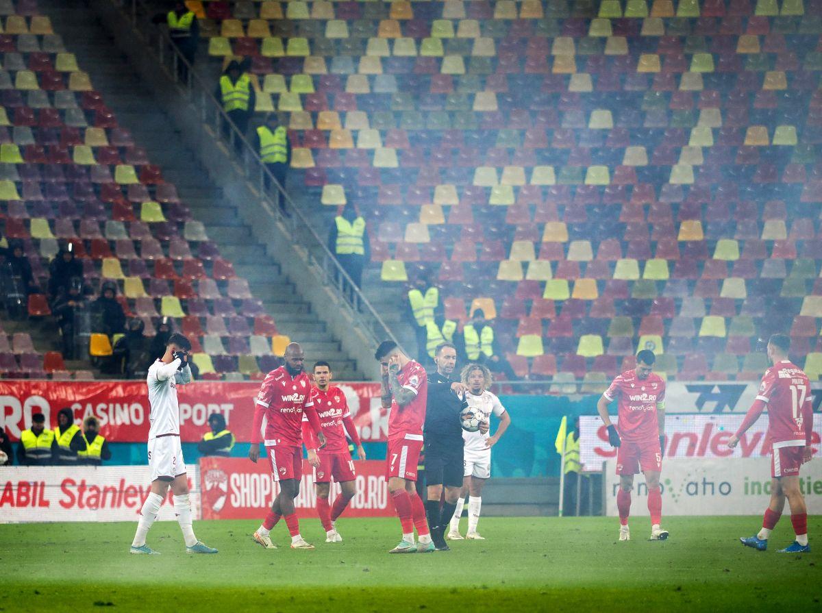 Dinamo - Rapid, întrerupt 2 minute și 50 de secunde pentru o „rachetă” aruncată pe teren